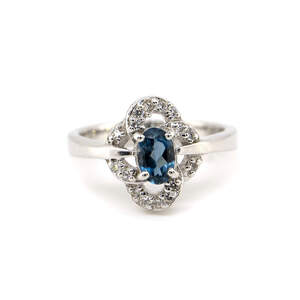 Серебряное кольцо 925 пробы 2,96 г с топазом Лондон Блу и цирконами 0,9 карат Серебряное кольцо 925 пробы 2,96 г с топазом Лондон Блу и цирконами 0,9 карат