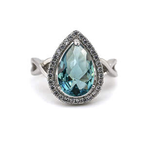 Серебряное кольцо 925 пробы 4,15 г с голубым кварцем и цирконами 2,84 карат Серебряное кольцо 925 пробы 4,15 г с голубым кварцем и цирконами 2,84 карат