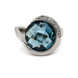 Серебряное кольцо 925 пробы 7,56 г с голубым кварцем и цирконами 5,54 карат Серебряное кольцо 925 пробы 7,56 г с голубым кварцем и цирконами 5,54 карат