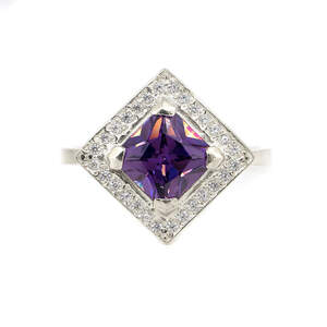 Серебряное кольцо 925 пробы 2,72 г с фиолетовым цирконом 3,25 к Серебряное кольцо 925 пробы 2,72 г с фиолетовым цирконом 3,25 к