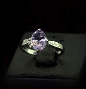 Серебряное кольцо 925 пробы 2,25 г с бразильским Аметистом и цирконами 1,7 карат Серебряное кольцо 925 пробы 2,25 г с бразильским Аметистом и цирконами 1,7 карат