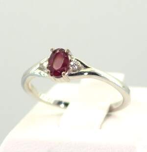 Серебряное кольцо 925 пробы 2,11 гр. с африканским Роял рубином класса AAAA и топазами из США 0,74 карат Серебряное кольцо 925 пробы 2,11 гр. с африканским Роял рубином класса AAAA и топазами из США 0,74 карат