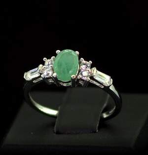 Серебряное кольцо 925 пробы 2,14 гр. с бразильским изумрудом класса AAAA и топазами из США 1,31 карат Серебряное кольцо 925 пробы 2,14 гр. с бразильским изумрудом класса AAAA и топазами из США 1,31 карат