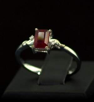 Серебряное кольцо 925 пробы 2,35 гр. с африканским Роял рубином класса AAAA и топазами из США 1,25 карат Серебряное кольцо 925 пробы 2,35 гр. с африканским Роял рубином класса AAAA и топазами из США 1,25 карат