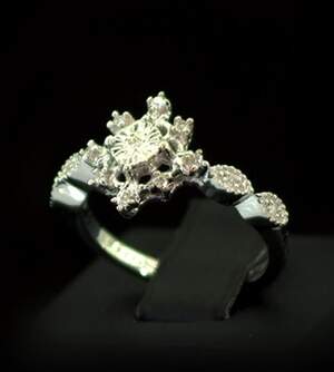 Серебряное кольцо 925 пробы 3,07 гр. с белыми африканскими бриллиантами VVS1 0,12 карат Серебряное кольцо 925 пробы 3,07 гр. с белыми африканскими бриллиантами VVS1 0,12 карат