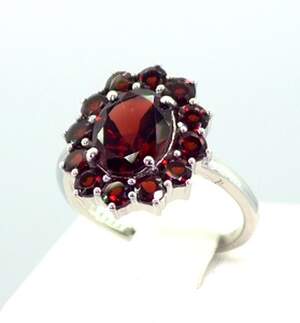 Серебряное кольцо 925 пробы 3,81 г с мозамбикскими Гранатами 4,89 карат Серебряное кольцо 925 пробы 3,81 г с мозамбикскими Гранатами 4,89 карат