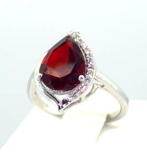 Серебряное кольцо 925 пробы 3,24 г с мозамбикским Гранатом и цирконами 3,13 карат Серебряное кольцо 925 пробы 3,24 г с мозамбикским Гранатом и цирконами 3,13 карат