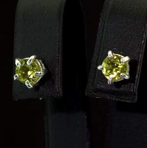 Срібні сережки 925 проби 1,76 г з єгипетськими Перидотами 1,56 карат Срібні сережки 925 проби 1,76 г з єгипетськими Перидотами 1,56 карат