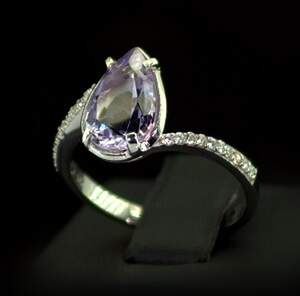 Срібна каблучка 925 проби 3,47 г з бразильським Аметистом та фіанітами 4,26 карат Срібна каблучка 925 проби 3,47 г з бразильським Аметистом та фіанітами 4,26 карат