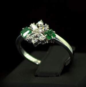 Срібна каблучка 925 проби 2,26 г з зеленими Агатами та фіанітами 0,8 карат Срібна каблучка 925 проби 2,26 г з зеленими Агатами та фіанітами 0,8 карат