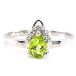 Серебряное кольцо 925 пробы 1,98 гр. с египетским хризолитом и цирконами 0,76 карат Серебряное кольцо 925 пробы 1,98 гр. с египетским хризолитом и цирконами 0,76 карат