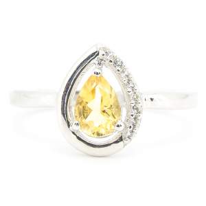 Серебряное кольцо 925 пробы 2,97 гр. с цитрином из США и топазами 0,85 карат Серебряное кольцо 925 пробы 2,97 гр. с цитрином из США и топазами 0,85 карат
