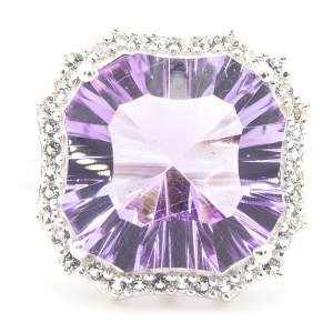 Серебряное кольцо 925 пробы 6,56 гр. с бразильским аметистом и топазами 9,35 карат Серебряное кольцо 925 пробы 6,56 гр. с бразильским аметистом и топазами 9,35 карат