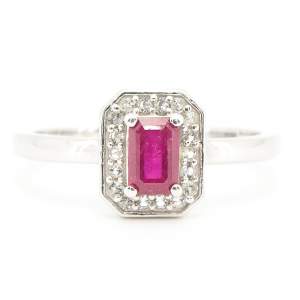 Серебряное кольцо 925 пробы 2,82 гр. с розовым рубином из Кении класса AAAA и топазами 0,95 карат с коллекции Серебряное кольцо 925 пробы 2,82 гр. с розовым рубином из Кении класса AAAA и топазами 0,95 карат с коллекции