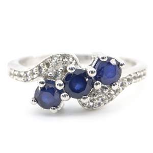 Серебряное кольцо 925 пробы 2,89 гр. со шри-ланкийскими голубыми сапфирами класса AAA и топазами из США 1,05 карат Серебряное кольцо 925 пробы 2,89 гр. со шри-ланкийскими голубыми сапфирами класса AAA и топазами из США 1,05 карат