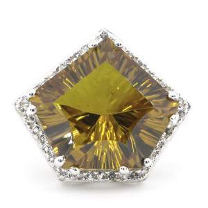 Серебряное кольцо 925 пробы 7,61 гр. с турецким султанитом класса AAAA и топазами 14,59 карат с коллекции Серебряное кольцо 925 пробы 7,61 гр. с турецким султанитом класса AAAA и топазами 14,59 карат с коллекции