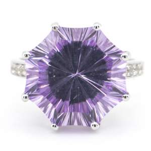 Серебряное кольцо 925 пробы 5,94 гр. с марокканским аметистом и топазами 11,01 карат Серебряное кольцо 925 пробы 5,94 гр. с марокканским аметистом и топазами 11,01 карат