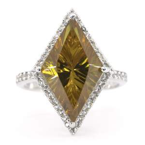 Серебряное кольцо 925 пробы 6,51 гр. с турецким султанитом класса AAAA и топазами 8,05 карат Серебряное кольцо 925 пробы 6,51 гр. с турецким султанитом класса AAAA и топазами 8,05 карат