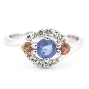 Серебряное кольцо 925 пробы 2,96 гр. с индийскими, шри-ланкийскими, мадагаскарскими сапфирами класса AAAA и топазами 1,03 карат Серебряное кольцо 925 пробы 2,96 гр. с индийскими, шри-ланкийскими, мадагаскарскими сапфирами класса AAAA и топазами 1,03 карат