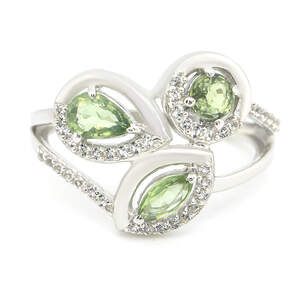 Серебряное кольцо 925пр 3,76г с зелеными шри-ланкийскими сапфирами класса АААА и топазами из США 1,42к Серебряное кольцо 925пр 3,76г с зелеными шри-ланкийскими сапфирами класса АААА и топазами из США 1,42к