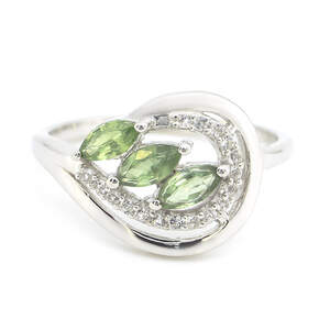 Серебряное кольцо 925пр 3,2 г с зелеными шри-ланкийскими сапфирами класса АААА и топазами из США 1,14к Серебряное кольцо 925пр 3,2 г с зелеными шри-ланкийскими сапфирами класса АААА и топазами из США 1,14к