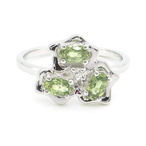 Серебряное кольцо 925пр 2,9г с зелеными шри-ланкийскими сапфирами класса АААА и топазами из США 0,92к Серебряное кольцо 925пр 2,9г с зелеными шри-ланкийскими сапфирами класса АААА и топазами из США 0,92к