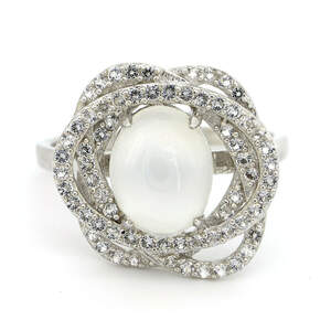 Серебряное кольцо 925 пробы 4,31 гр. с шри-ланкийским кошачьим глазом и топазами 3,5 карат из коллекции Серебряное кольцо 925 пробы 4,31 гр. с шри-ланкийским кошачьим глазом и топазами 3,5 карат из коллекции