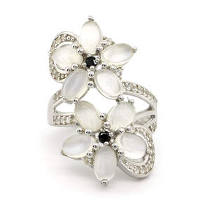 Серебряное кольцо 925 пробы 6,74 гр. с шри-ланкийским кошачим глазом, шри-ланкийским черным шпинелем и топазами 5,76 карат Серебряное кольцо 925 пробы 6,74 гр. с шри-ланкийским кошачим глазом, шри-ланкийским черным шпинелем и топазами 5,76 карат
