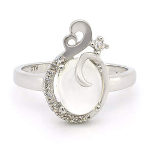 Серебряное кольцо 925 пробы 2,70 гр. с шри-ланкийским камнем Луны и топазами из США 2 карат Серебряное кольцо 925 пробы 2,70 гр. с шри-ланкийским камнем Луны и топазами из США 2 карат