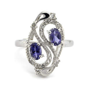 Серебряное кольцо 925 пробы 3,96 гр. с танзанийским иолитом и белыми топазами из США 1,01 карат Серебряное кольцо 925 пробы 3,96 гр. с танзанийским иолитом и белыми топазами из США 1,01 карат