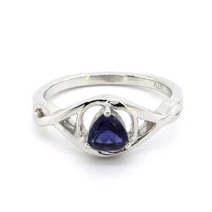 Серебряное кольцо 925 пробы 2,88 гр. с танзанийским иолитом 0,36 карат Серебряное кольцо 925 пробы 2,88 гр. с танзанийским иолитом 0,36 карат