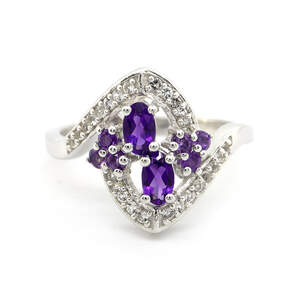 Серебряное кольцо 925 пробы 3,51 гр. с африканским аметистом и белыми топазами из США 0,95 карат Серебряное кольцо 925 пробы 3,51 гр. с африканским аметистом и белыми топазами из США 0,95 карат