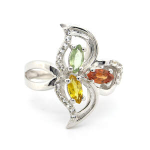 Серебряное кольцо 925 пробы 4,05 гр. с мультисапфиром класса АААА и белыми топазами с США 0,94 карат Серебряное кольцо 925 пробы 4,05 гр. с мультисапфиром класса АААА и белыми топазами с США 0,94 карат