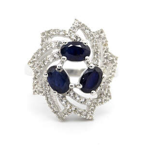 Серебряное кольцо 925 пробы 4,79 гр. с голубым шри-ланкийским сапфиром АААА и белыми топазами с США 2,72 карат Серебряное кольцо 925 пробы 4,79 гр. с голубым шри-ланкийским сапфиром АААА и белыми топазами с США 2,72 карат