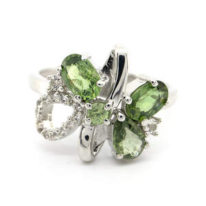 Серебряное кольцо 925 пробы 3,34 гр. с зеленым шри-ланкийским сапфиром класса АААА и топазами из США 2,14 карат Серебряное кольцо 925 пробы 3,34 гр. с зеленым шри-ланкийским сапфиром класса АААА и топазами из США 2,14 карат