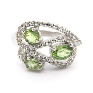 Серебряное кольцо 925 пробы 3,62 гр. с зеленым шри-ланкийским сапфиром класса АААА и топазами из США 1,67 карат Серебряное кольцо 925 пробы 3,62 гр. с зеленым шри-ланкийским сапфиром класса АААА и топазами из США 1,67 карат