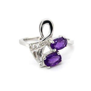Серебряное кольцо 925пр 2,91г с африканскими аметистами и белыми топазами с США 0,9к Серебряное кольцо 925пр 2,91г с африканскими аметистами и белыми топазами с США 0,9к