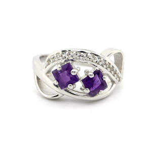 Серебряное кольцо 925пр 2,99г с африканскими аметистами и белыми топазами с США 0,89к Серебряное кольцо 925пр 2,99г с африканскими аметистами и белыми топазами с США 0,89к