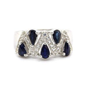 Серебряное кольцо 925 пробы 3,98 гр. с голубым шри-ланкийским сапфиром АААА и белыми топазами с США 1,61 карат Серебряное кольцо 925 пробы 3,98 гр. с голубым шри-ланкийским сапфиром АААА и белыми топазами с США 1,61 карат