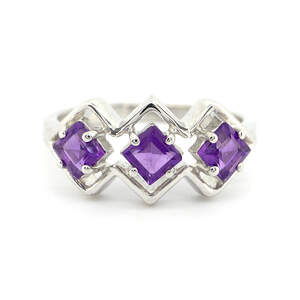 Серебряное кольцо 925 пробы 3,54 г с африканским аметистом 0,88 карат Серебряное кольцо 925 пробы 3,54 г с африканским аметистом 0,88 карат