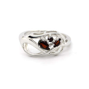 Серебряное кольцо 925пр 2,85г с Мозамбикскими гранатами 0,35к Серебряное кольцо 925пр 2,85г с Мозамбикскими гранатами 0,35к