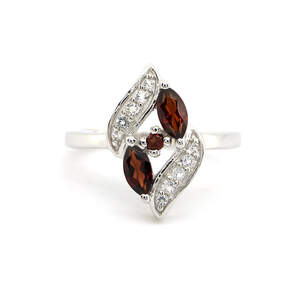 Серебряное кольцо 925 пробы 3,25 г с Мозамбикским гранатом и белыми топазами с США 0,84 карат Серебряное кольцо 925 пробы 3,25 г с Мозамбикским гранатом и белыми топазами с США 0,84 карат