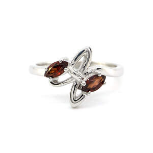 Серебряное кольцо 925 пробы 3,31 г с Мозамбикским гранатом 0,6 карат Серебряное кольцо 925 пробы 3,31 г с Мозамбикским гранатом 0,6 карат