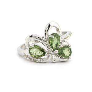 Серебряное кольцо 925 пробы 2,79 гр. с зеленым шри-ланкийским сапфиром класса АААА и топазами из США 1,57 карат Серебряное кольцо 925 пробы 2,79 гр. с зеленым шри-ланкийским сапфиром класса АААА и топазами из США 1,57 карат