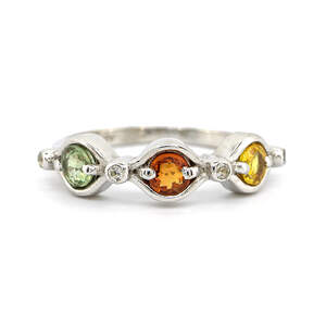 Серебряное кольцо 925пр 2,95г с мультисапфирами класса АААА и белыми топазами с США 1,2 кОм Серебряное кольцо 925пр 2,95г с мультисапфирами класса АААА и белыми топазами с США 1,2 кОм