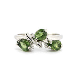 Серебряное кольцо 925пр 2,89г с зелеными шри-ланкийскими сапфирами класса АААА 1,67к Серебряное кольцо 925пр 2,89г с зелеными шри-ланкийскими сапфирами класса АААА 1,67к