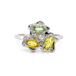 Серебряное кольцо 925пр 2,94г с мультисапфирами класса АААА и белыми топазами с США 0,84к Серебряное кольцо 925пр 2,94г с мультисапфирами класса АААА и белыми топазами с США 0,84к