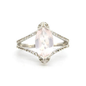 Серебряное кольцо 925 пробы 3,89 гр. с розовым кварцем из США и топазами из США 3,68 карат Серебряное кольцо 925 пробы 3,89 гр. с розовым кварцем из США и топазами из США 3,68 карат