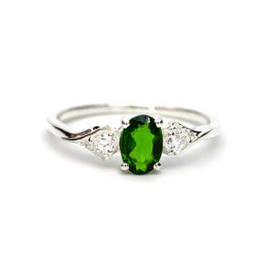 Серебряное кольцо 925 пробы 1,75 гр. с диопсидом Альберта класса SD 0,88 карат Серебряное кольцо 925 пробы 1,75 гр. с диопсидом Альберта класса SD 0,88 карат