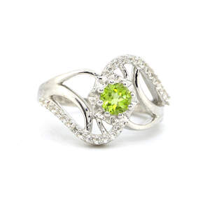 Серебряное кольцо 925 пробы 4,09 гр. с египетским перидотом и топазами 0,75 карат из коллекции Серебряное кольцо 925 пробы 4,09 гр. с египетским перидотом и топазами 0,75 карат из коллекции